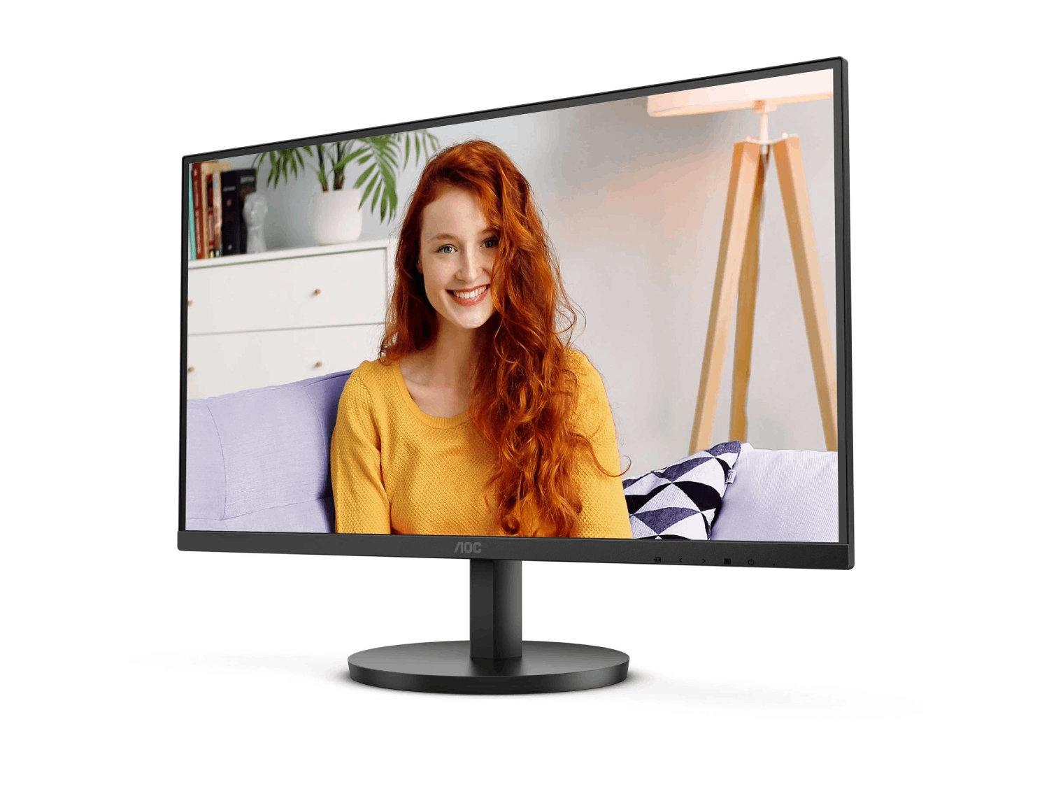 Mujer sonriendo en monitor. Fondo con sofá, planta y soporte de madera.