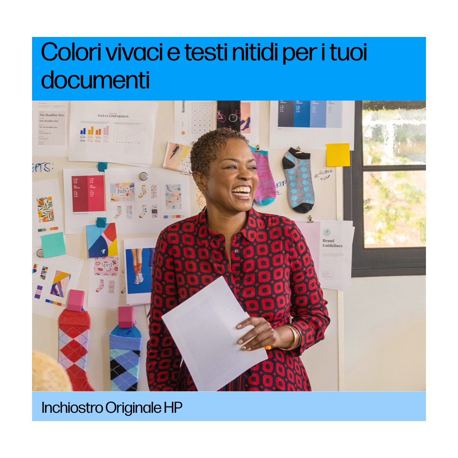 Donna sorridente, tiene in mano un foglio, circondata da calzini e note colorate.