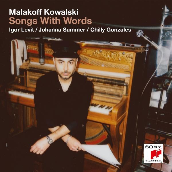Albumcover mit einem Mann mit Hut am Klavier. 'Songs With Words' steht oben.