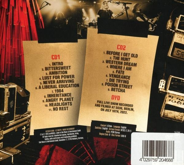 Albumcover mit Titellisten für zwei CDs und DVD. Bühne mit Bandmitgliedern im Hintergrund.