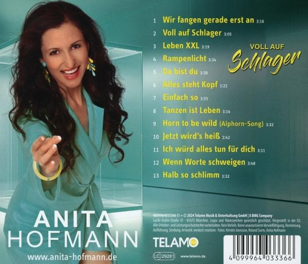 Eine lächelnde Frau, die ein Mikrofon hält, Albumcover, Songtitel und Text.