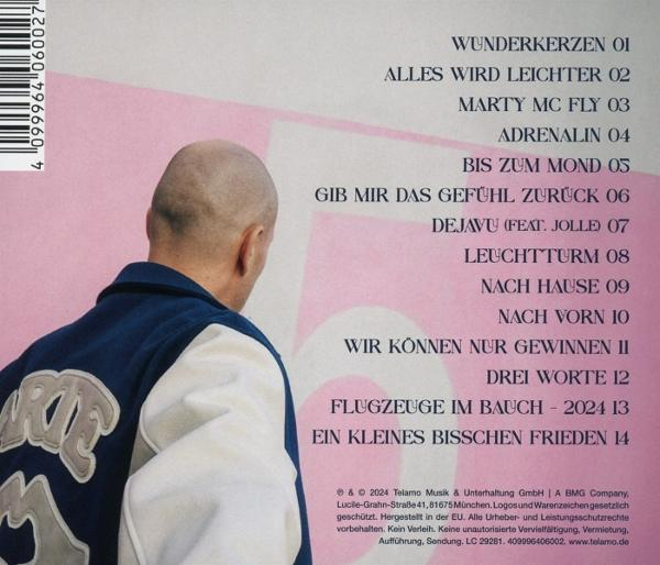 Rückseite eines Musikalbums mit Text in einem rosa-weißen Farbschema.
