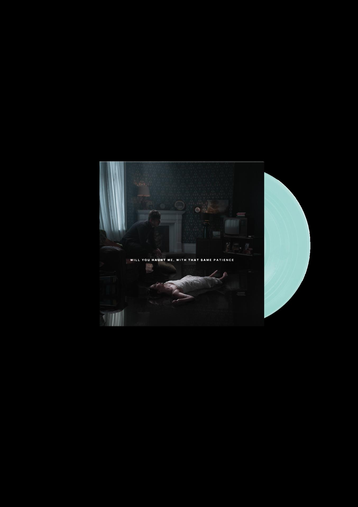 Eine Vinylplatte mit einer Filmszene darauf und schwarzem Hintergrund.