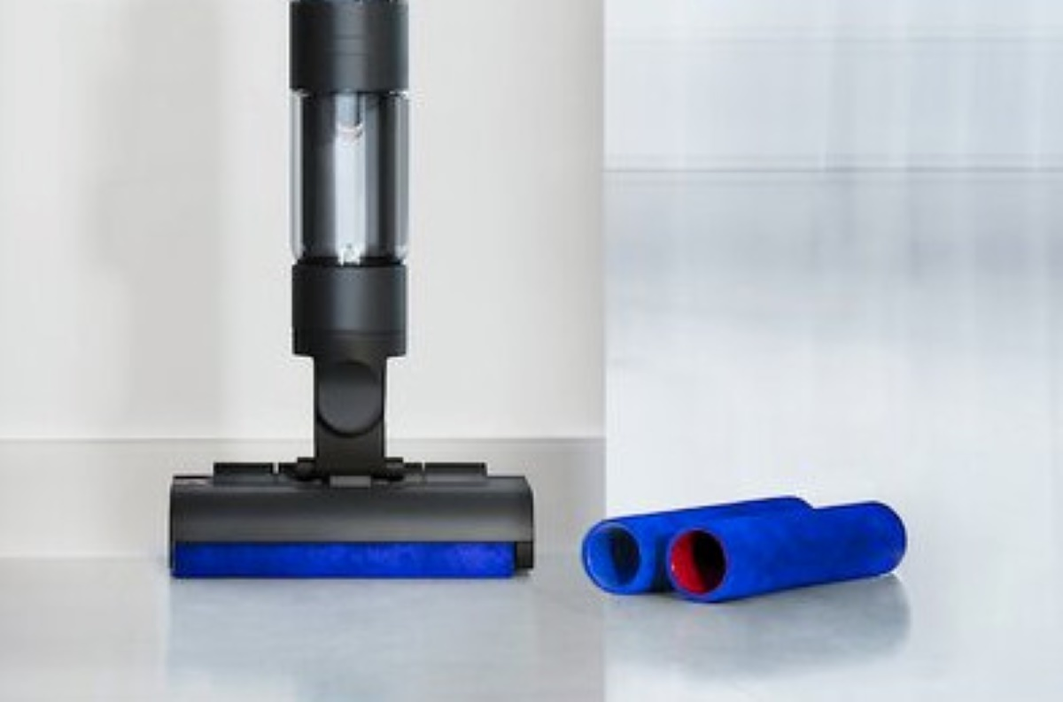 Czarny odkurzacz z niebieską szczotką.