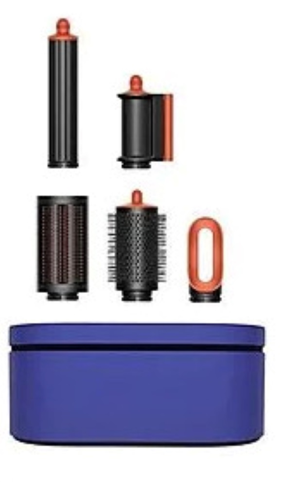 Narzędzia do stylizacji włosów i niebieska torba na białym tle.