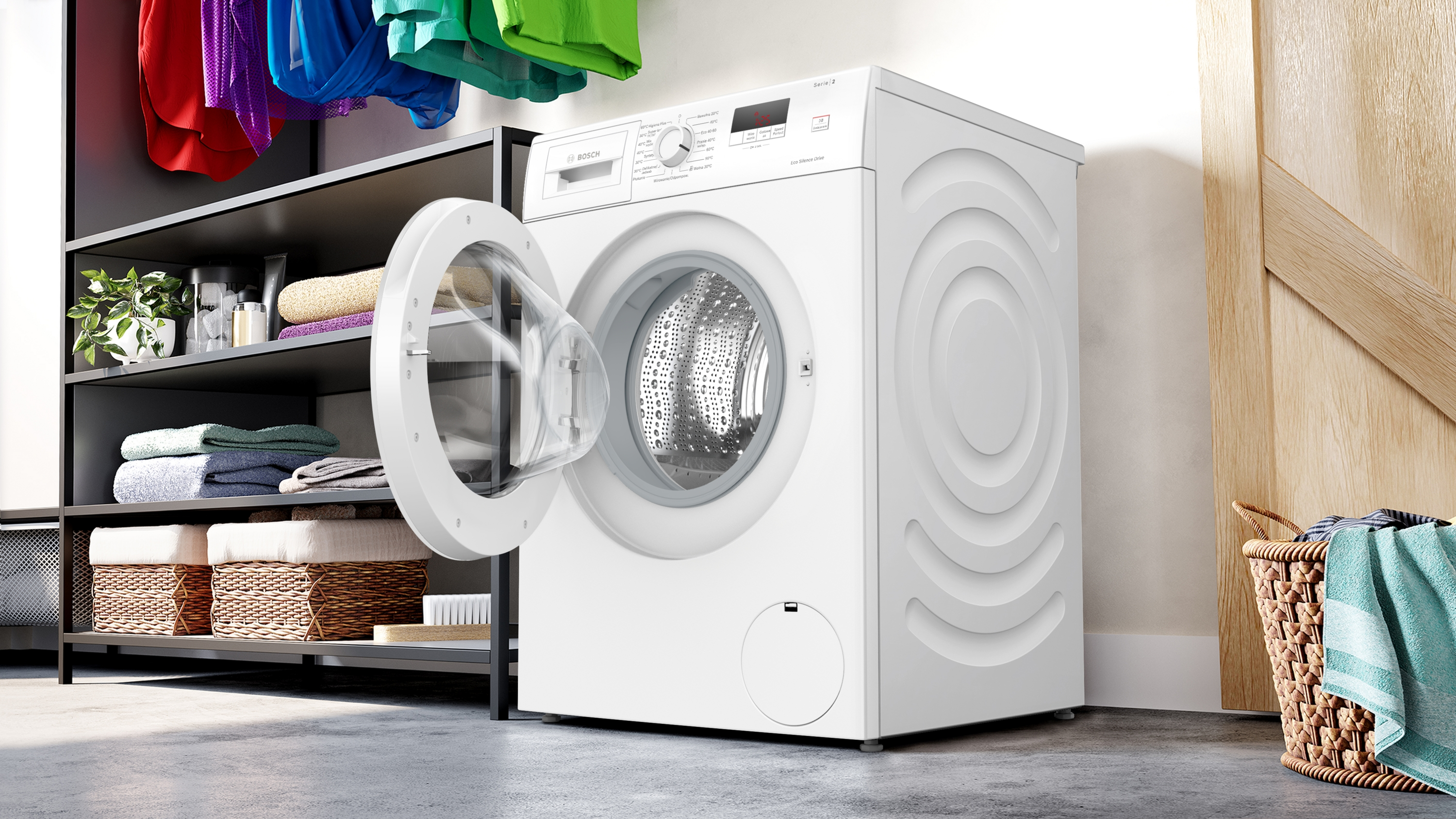 Biała pralka z otwartymi drzwiami. Scena z pralni z półkami i koszami.