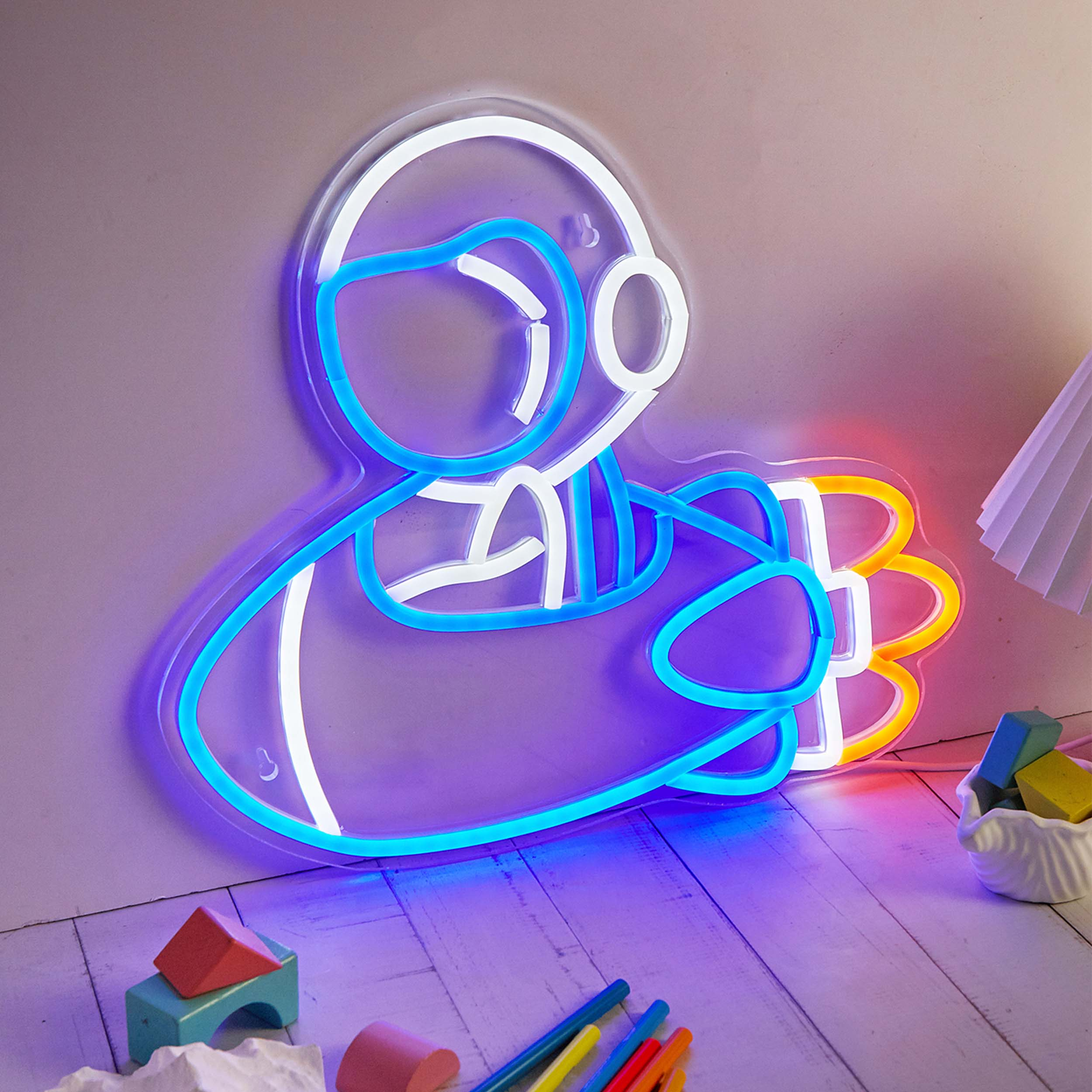 Neonowe światło astronauty w kolorze niebieskim i białym. Z żółto-pomarańczowym płomieniem.