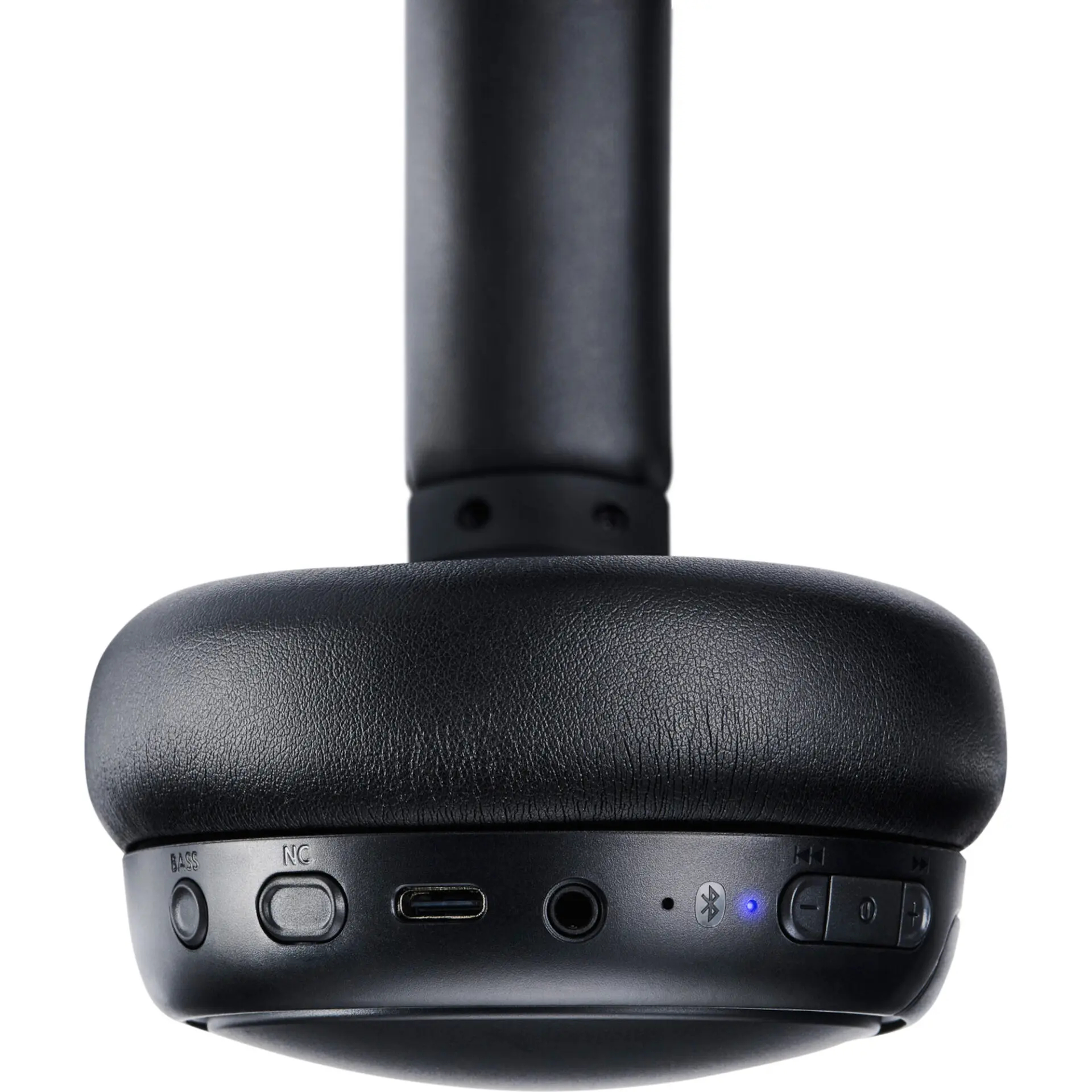 Zbliżenie czarnych słuchawek pokazujące przyciski, porty i niebieskie światło Bluetooth.