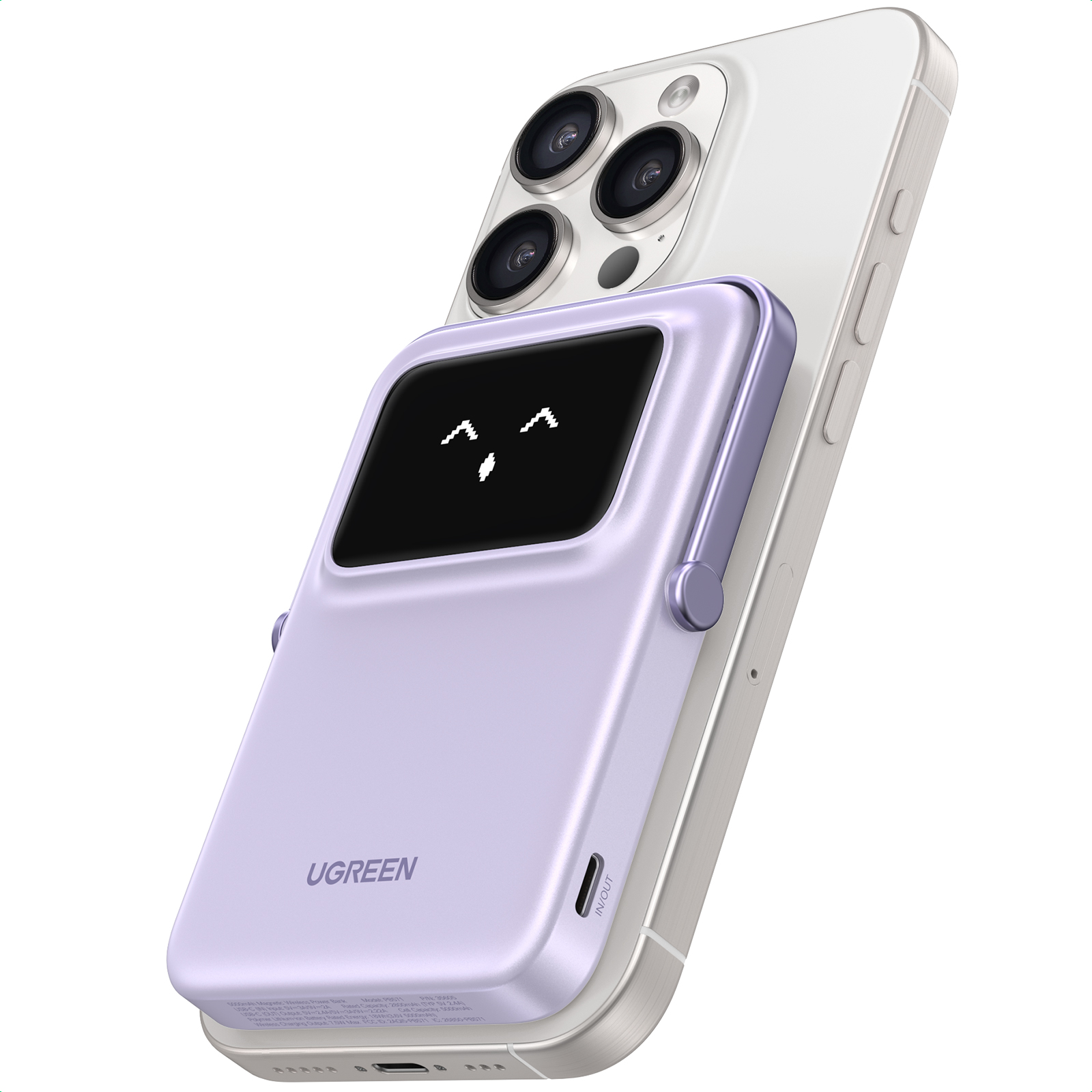 Açık mor bir powerbank, beyaz bir arka plan üzerinde üç kameralı beyaz bir telefona takılıdır.
