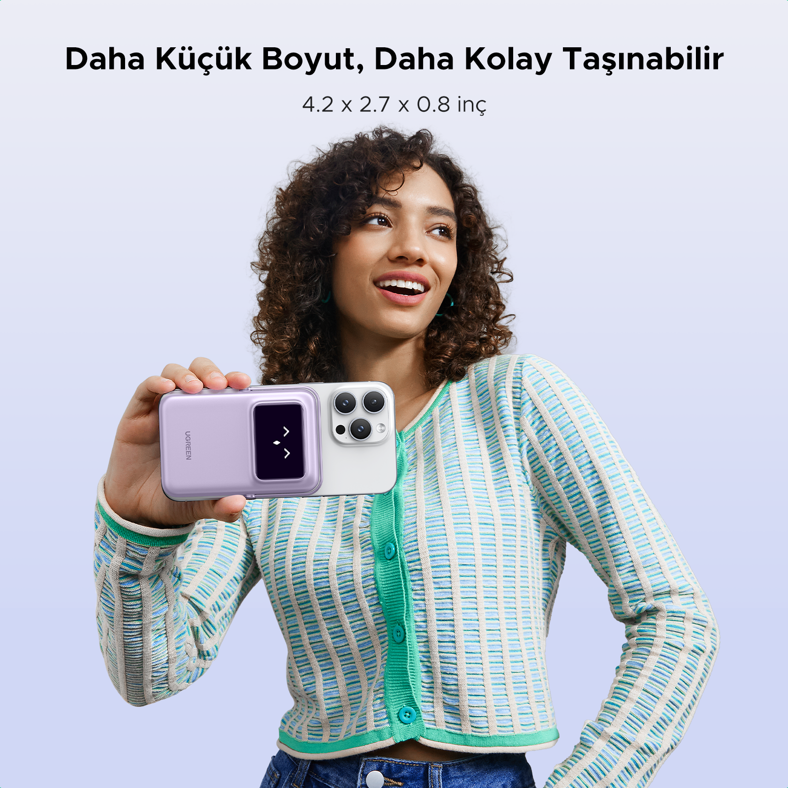 Kadın, bir telefon ve mor bir aksesuar tutuyor, metin ile.