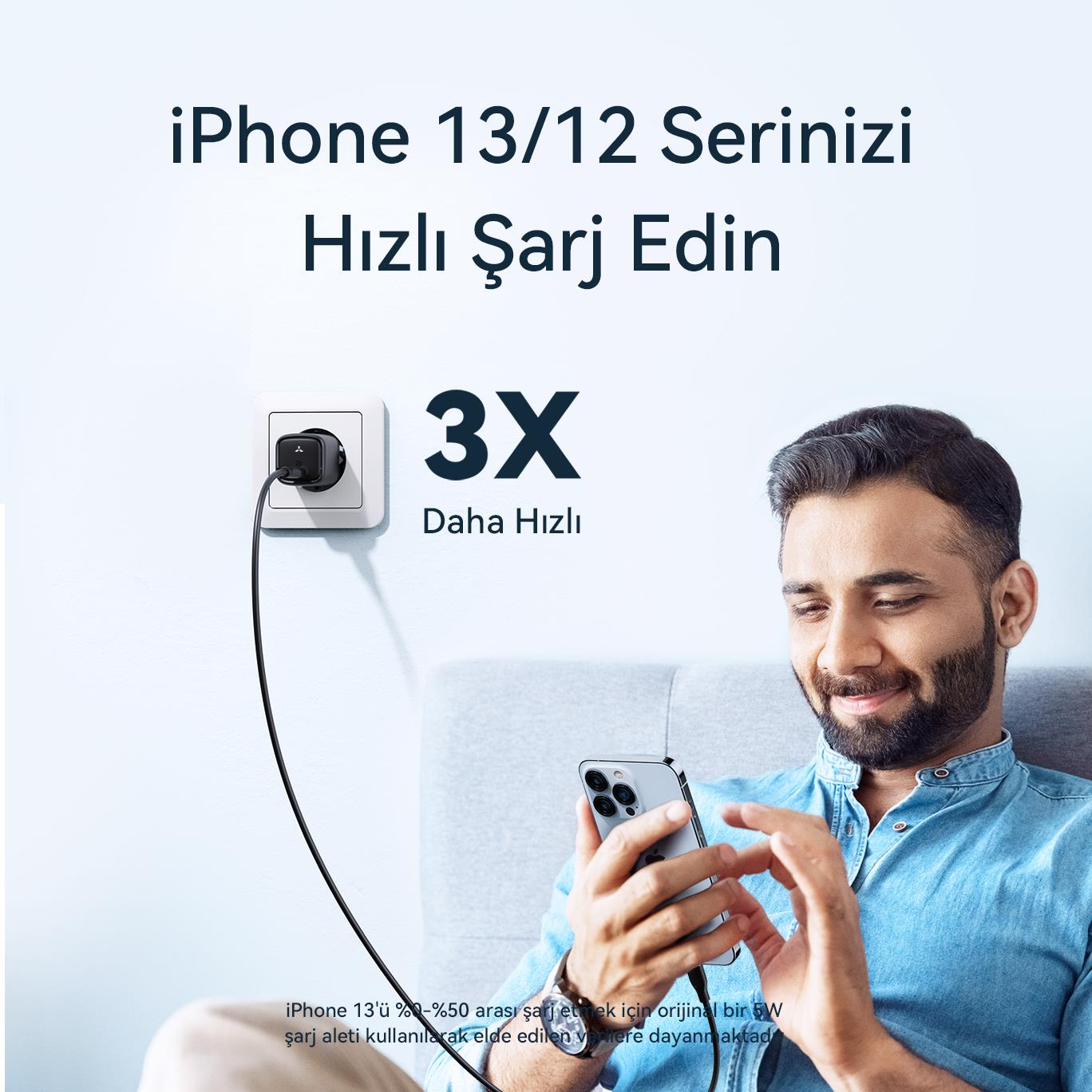 Adam iPhone'u duvar şarj cihazı ile şarj ediyor, daha hızlı şarj reklamı yapılıyor.