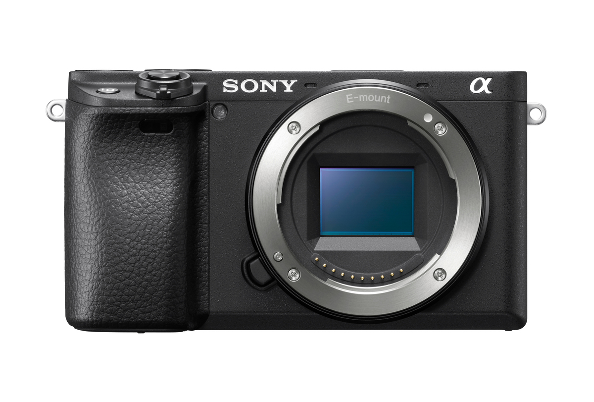 Schwarze Sony-Kamera mit silbernem Objektiv und blauem Sensor auf weißem Hintergrund.