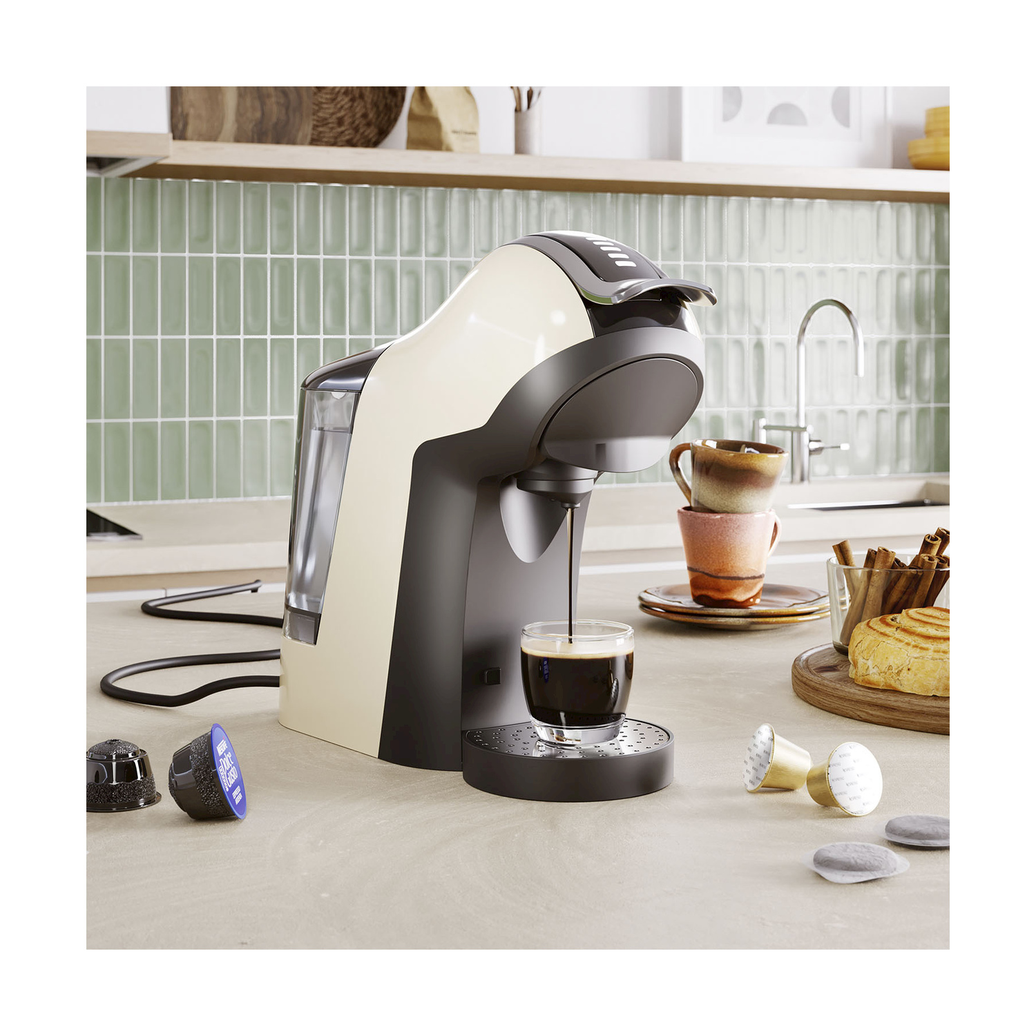 Macchina da caffè che prepara il caffè, con tazze e cialde.