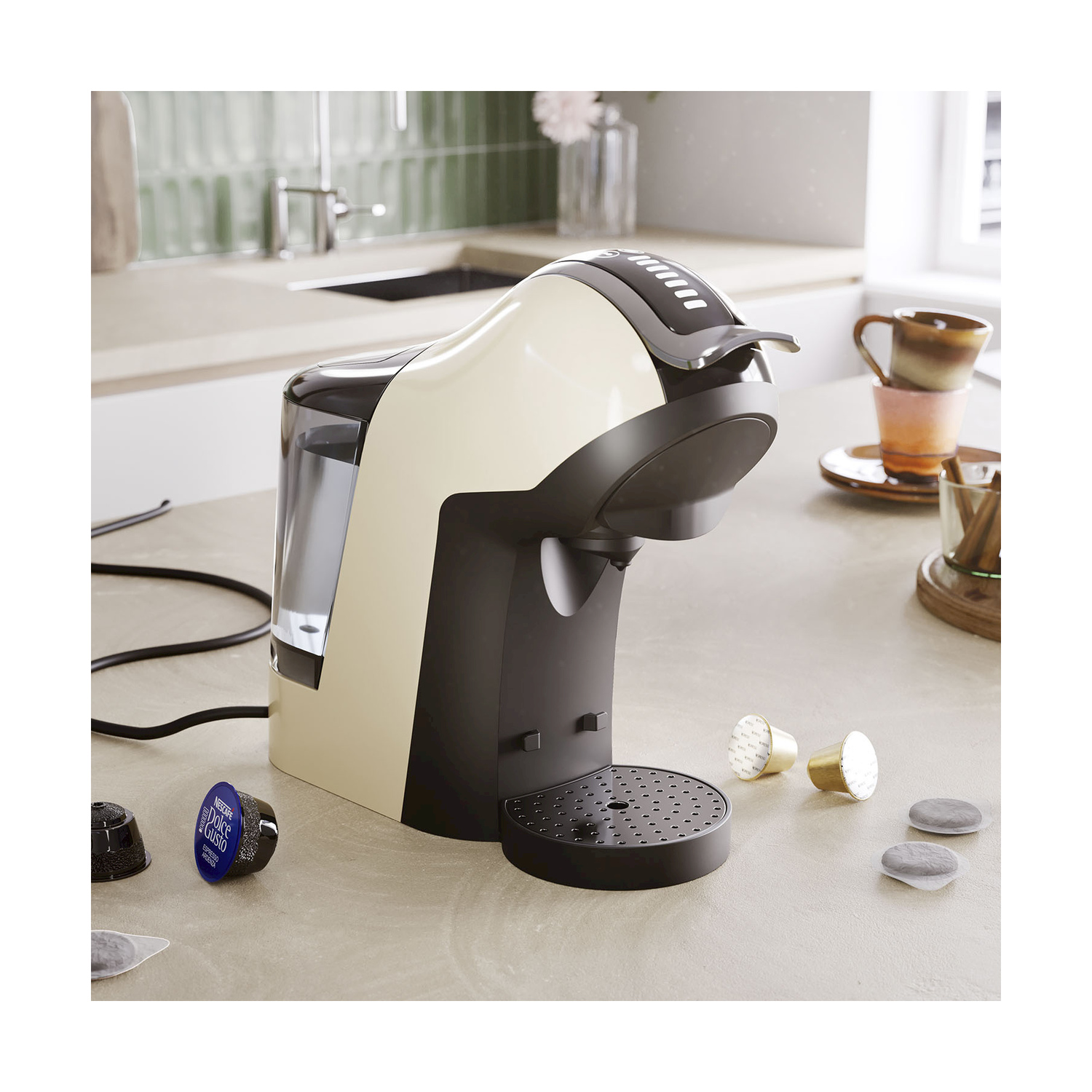 Macchina da caffè crema e nera su un bancone con cialde e una tazza. Sfondo cucina con finestra.