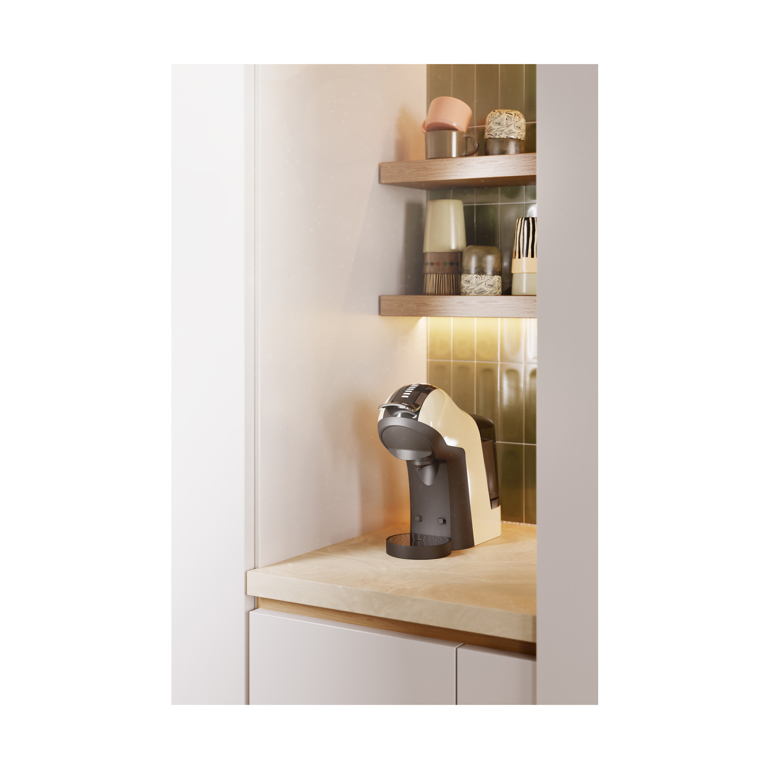 Macchina da caffè sul piano di lavoro. Scaffali con tazze e decorazioni.