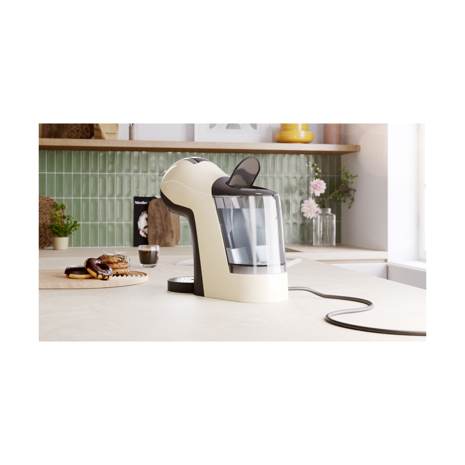 Macchina da caffè crema e nera. Ciambelle e caffè sul bancone. Sfondo cucina con finestra.