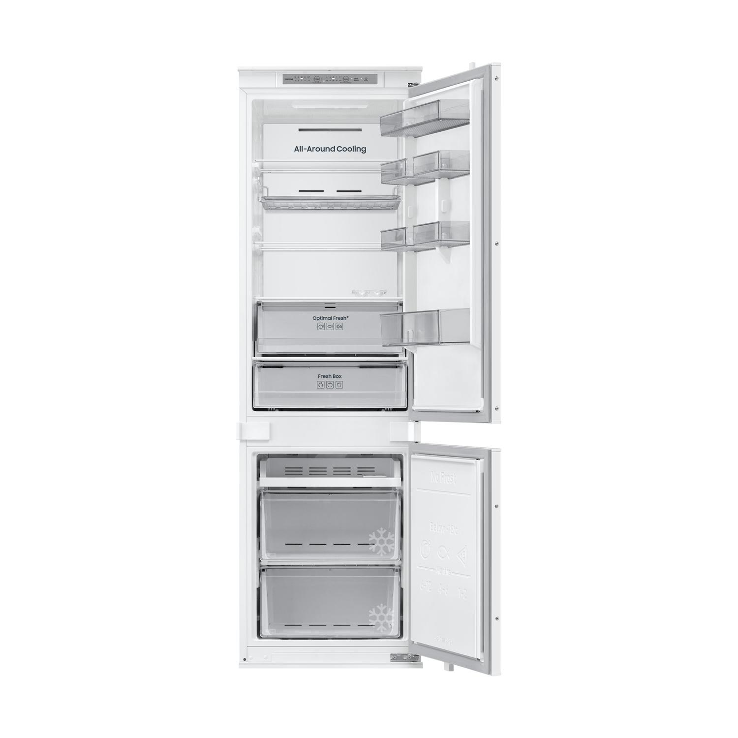 Un frigorifero bianco con la porta aperta, che mostra ripiani, cassetti e scomparti del congelatore.