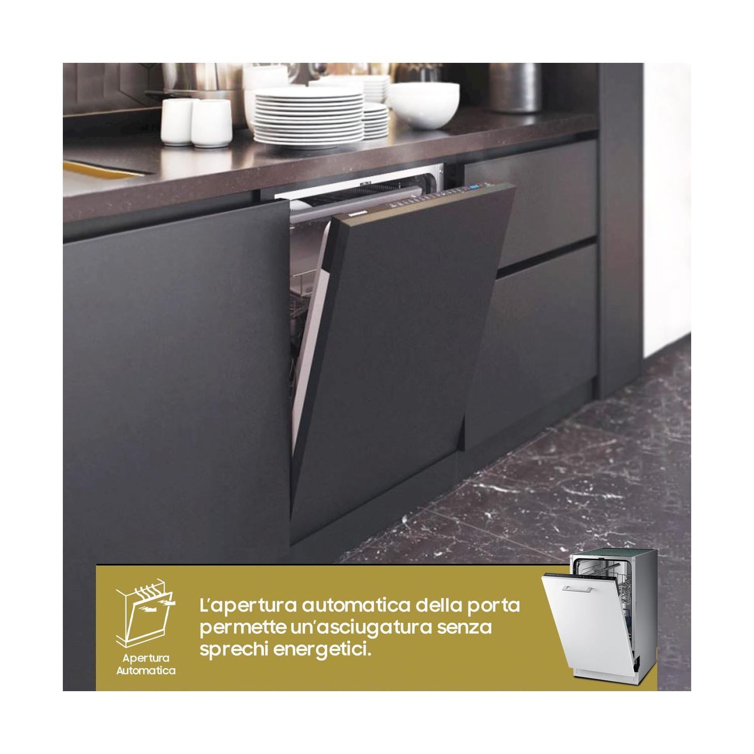 Un primo piano di una lavastoviglie nera con la porta aperta in un ambiente cucina.