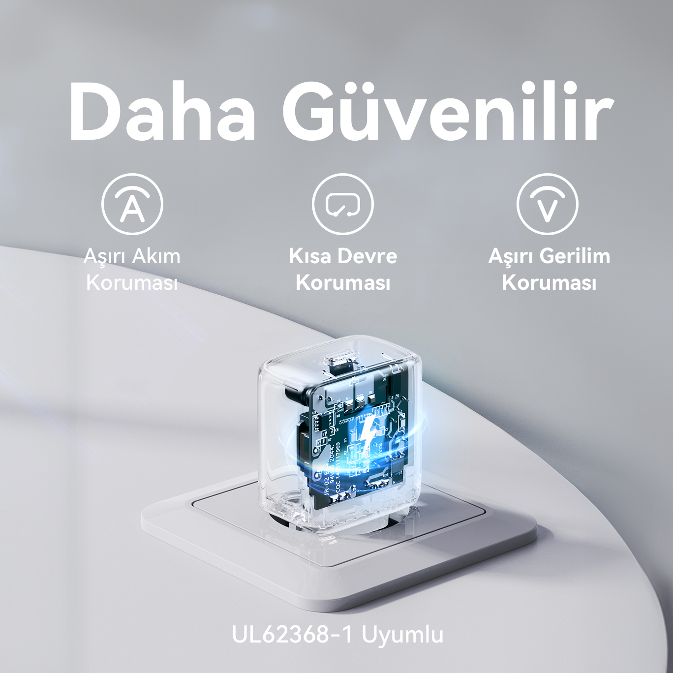 Güvenlik özelliklerini anlatan metinli beyaz ve gri şarj cihazı. Şarj cihazı beyaz bir prize takılı.