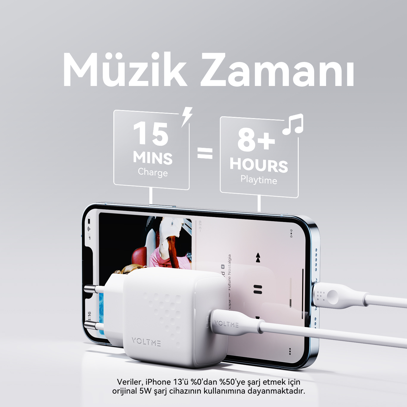 Beyaz bir şarj cihazında şarj olan telefon, metinle birlikte.
