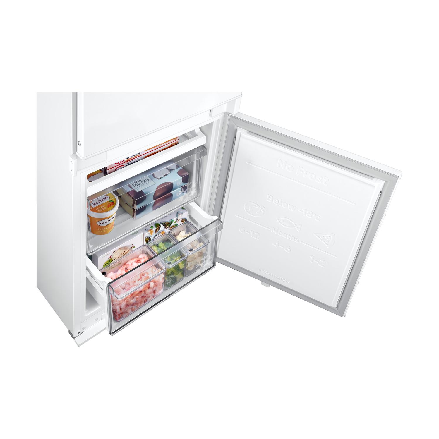 Frigorifero bianco con porta aperta. Gli scaffali contengono alimenti come gelato e prodotti confezionati.