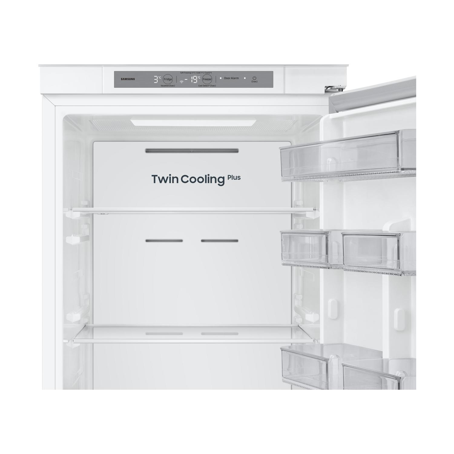 Interno del frigorifero aperto. Ripiani, cassetti e testo "Twin Cooling Plus" visibili.