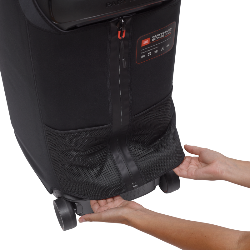 Hände, die eine schwarze Hülle für den Lautsprecher herunterziehen. Die Hülle ist schwarz mit JBL-Logo und Taschen.