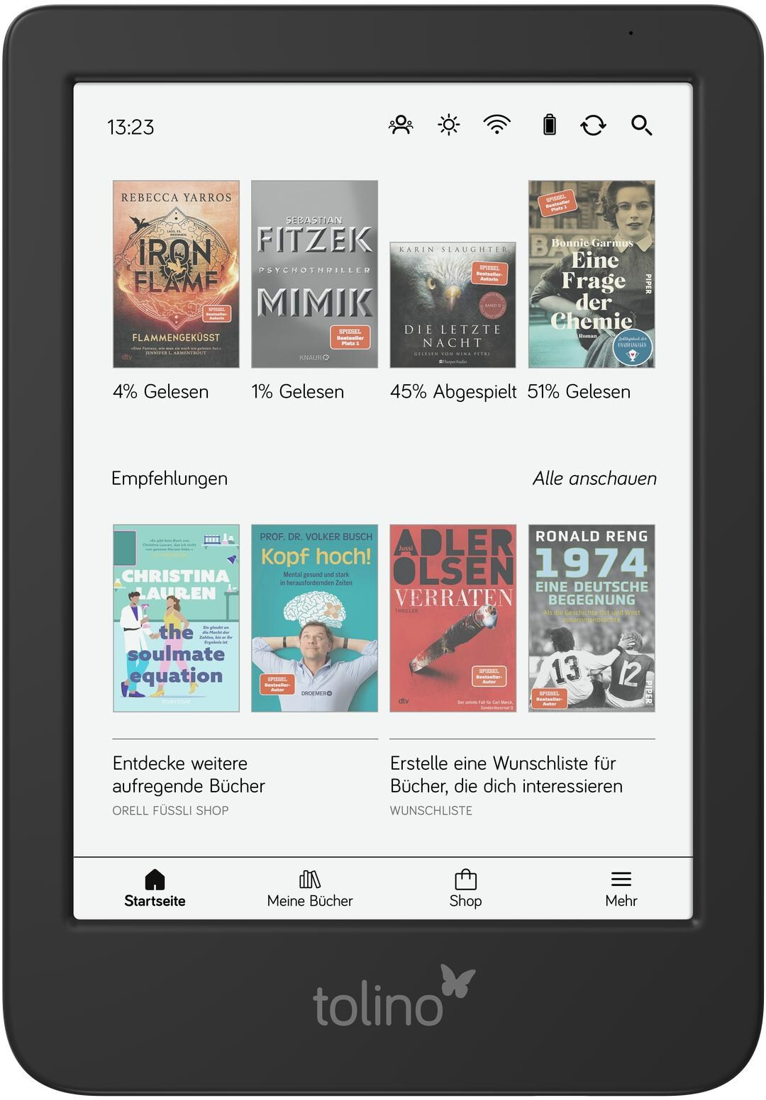 E-reader che mostra copertine di libri. Titoli e autori visibili. In alto: ora, impostazioni. In basso: opzioni menu e logo.