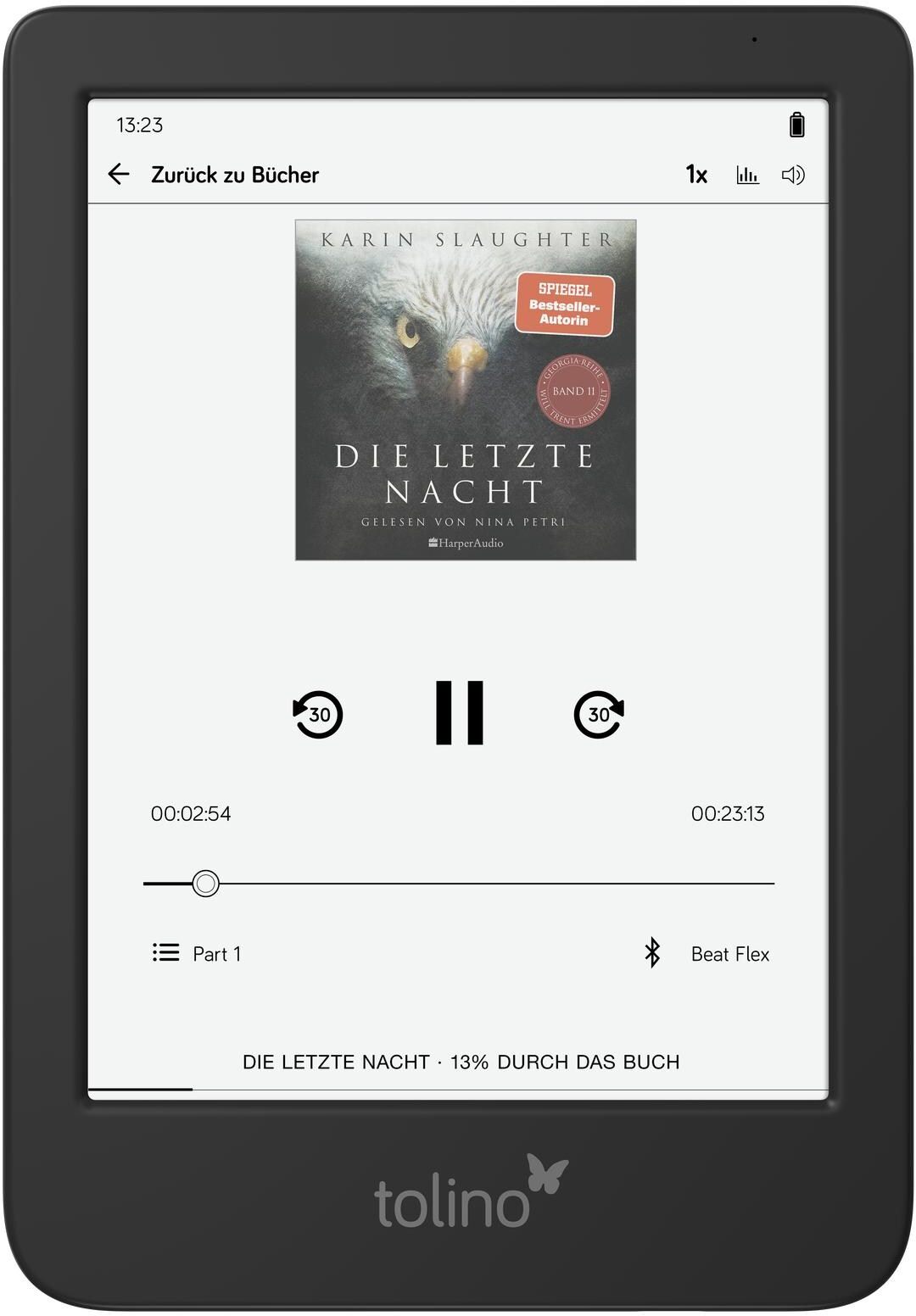 E-reader che mostra una copertina di libro e controlli di riproduzione. Lo schermo mostra titolo e progresso.
