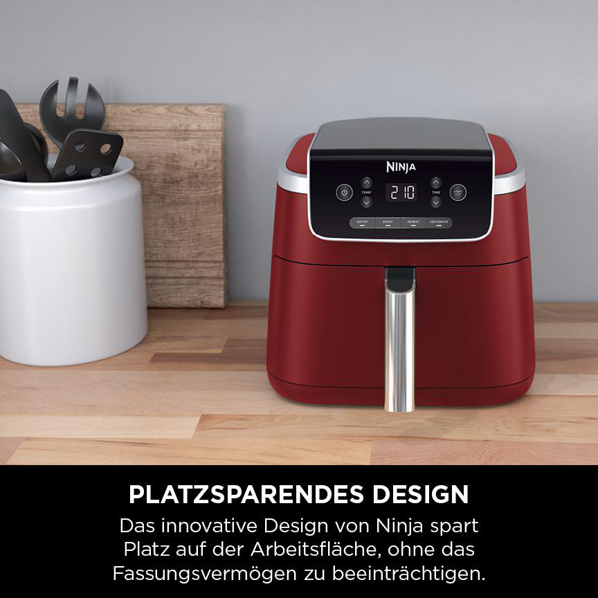 Roter Ninja-Heißluftfritteuse auf Holzoberfläche. Digitalanzeige und Bedienelemente sind sichtbar. Text vorhanden.