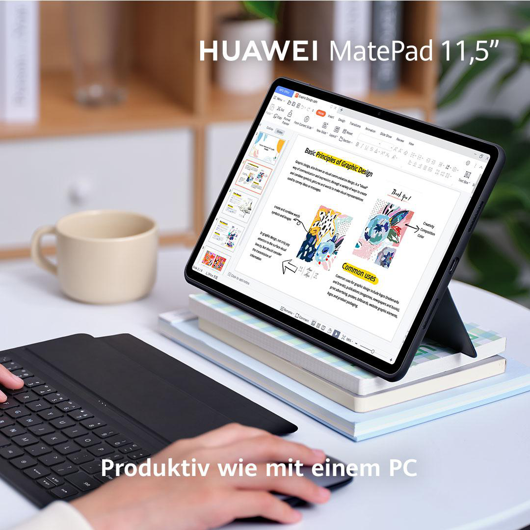 Ein Tablet zeigt eine Präsentation, und eine Tastatur befindet sich im Vordergrund. Im Hintergrund sind eine Tasse und ein Buch.