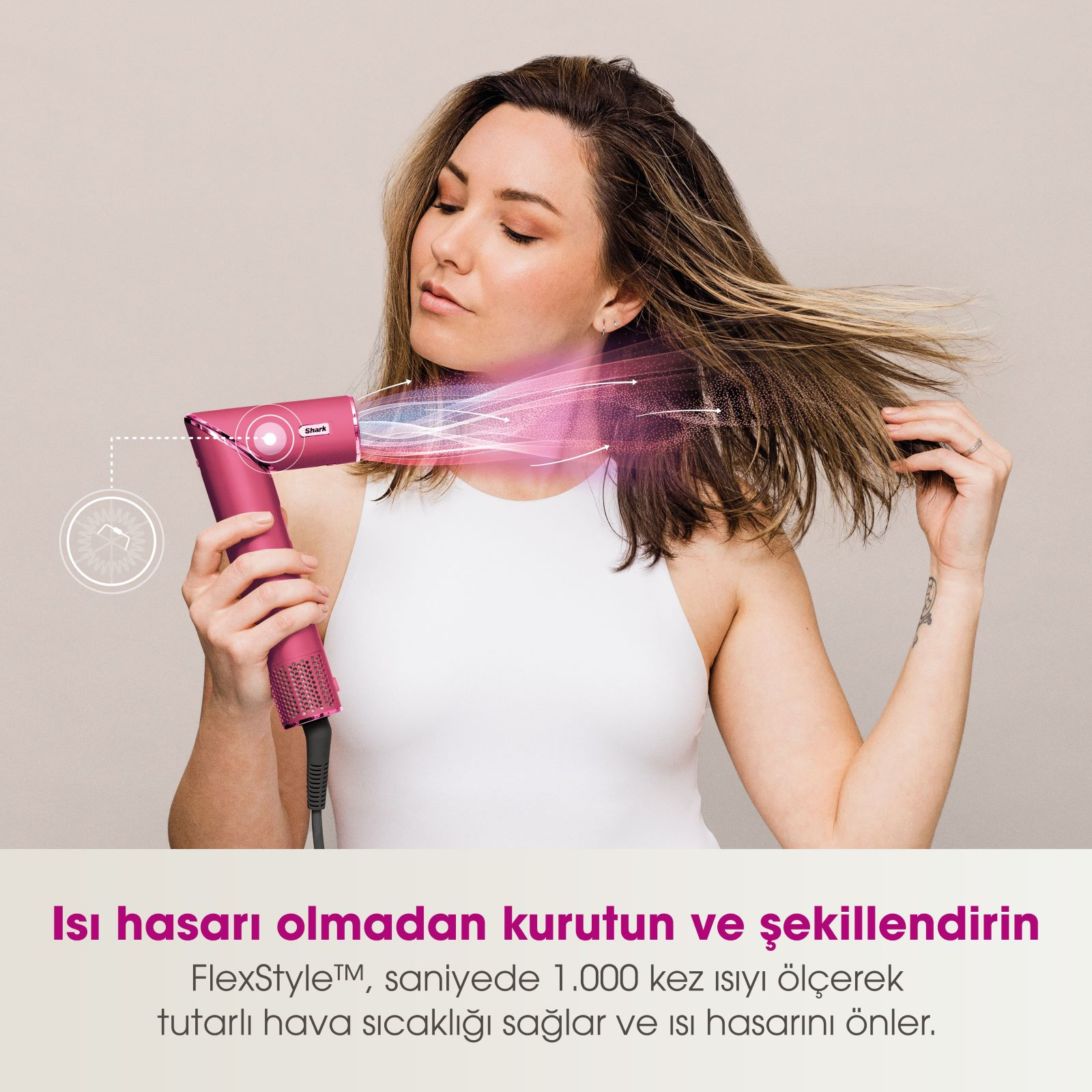 Pembe bir saç kurutma makinesi kullanan ve saçını şekillendiren kadın.