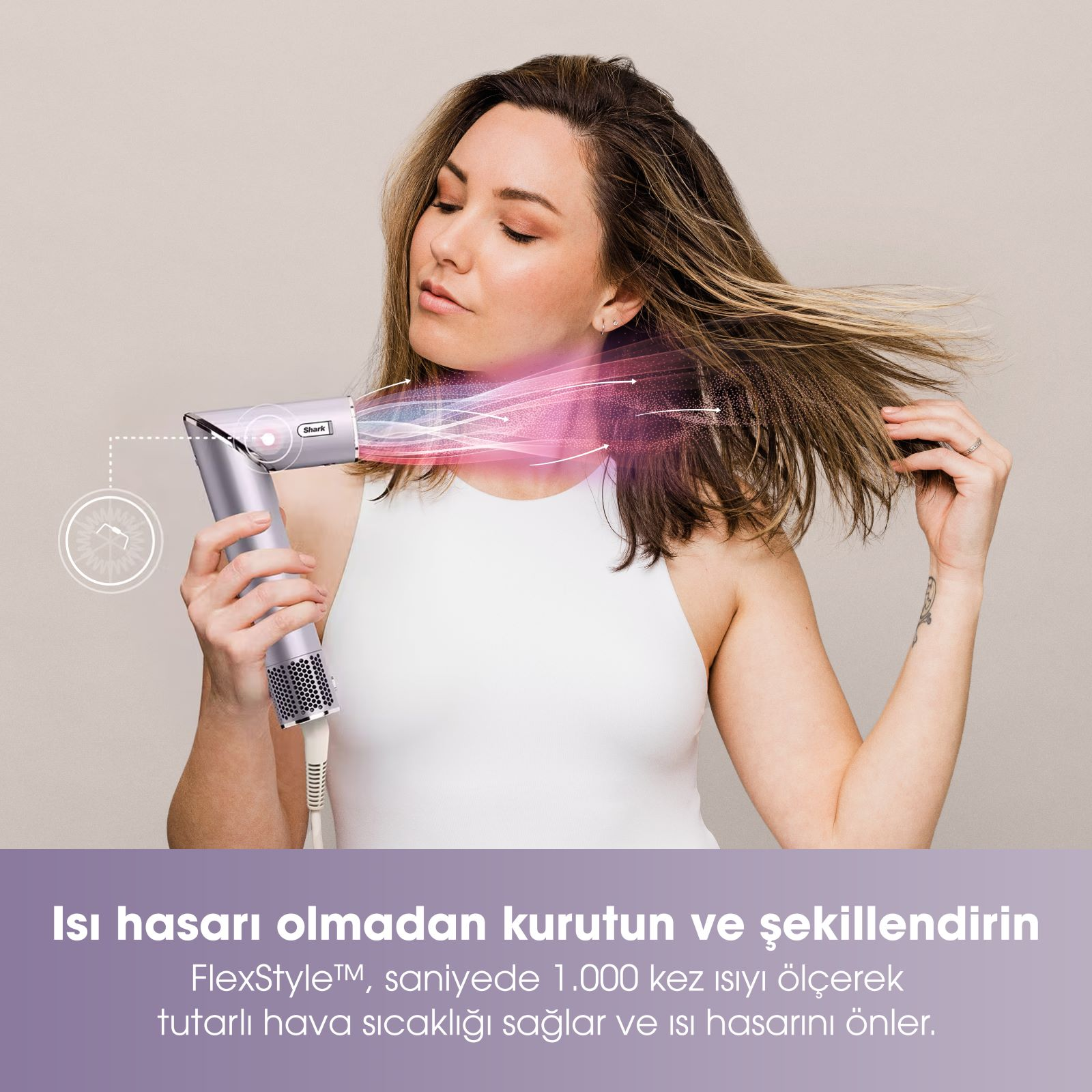 Pembe ışıklı gümüş saç kurutma makinesi kullanan kadın.