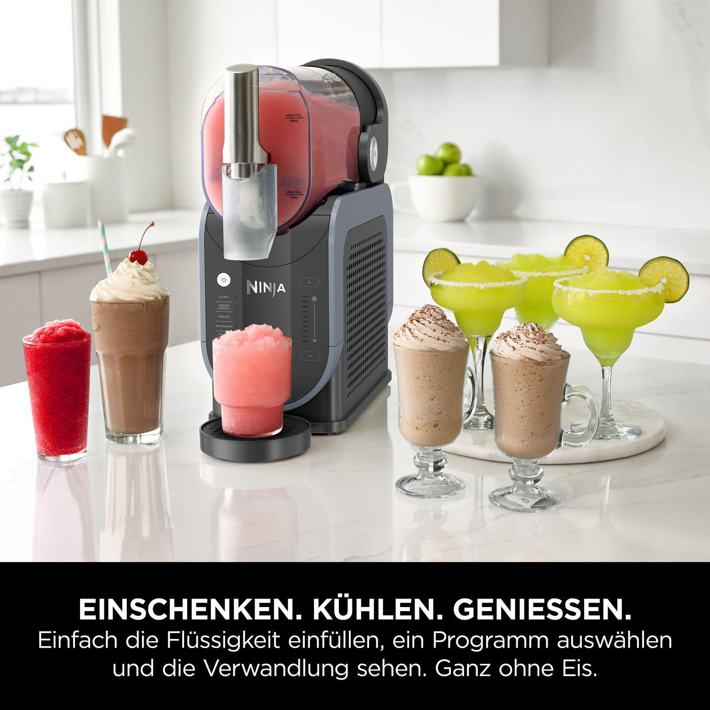 Ein Mixer und Cocktails. Ninja-Maschine macht Getränke. Gläser mit Getränken.