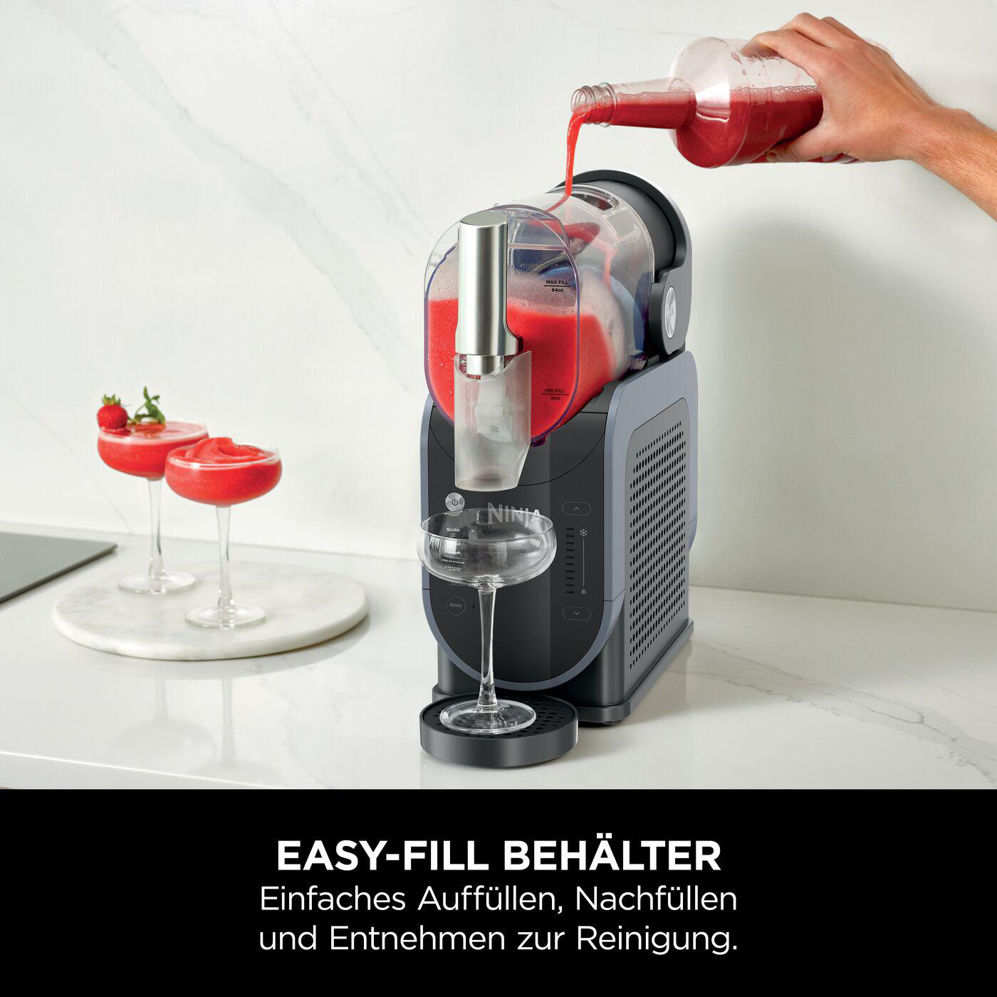 Eine Maschine, die rote Flüssigkeit in ein Glas gießt.