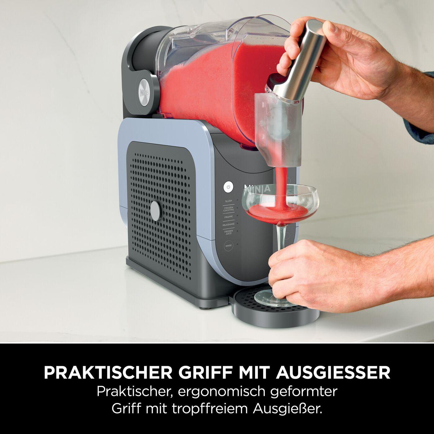Slushy-Maschine, die roten Slushy in ein Glas gießt.