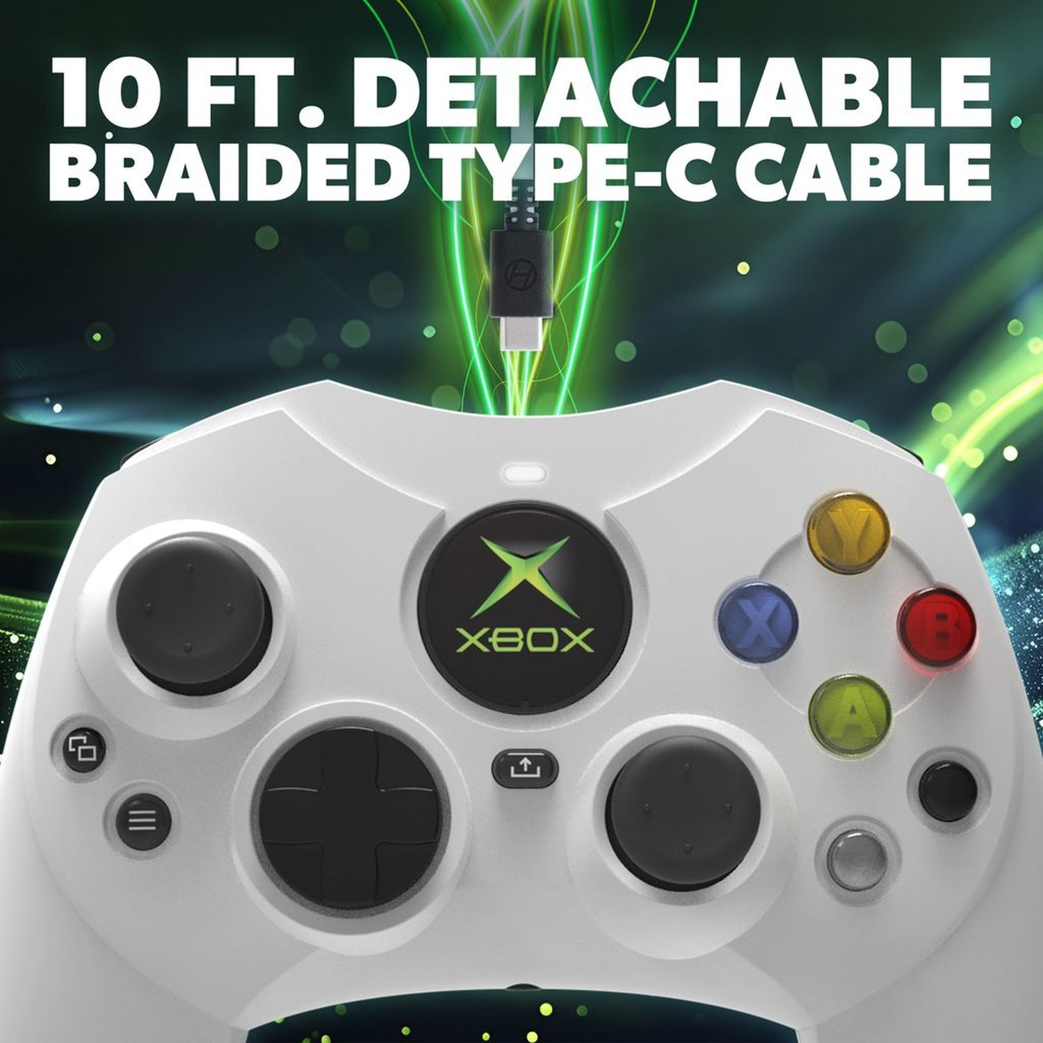 Weißer Xbox-Controller mit schwarzen Knöpfen und einem abnehmbaren geflochtenen Typ-C-Kabel.
