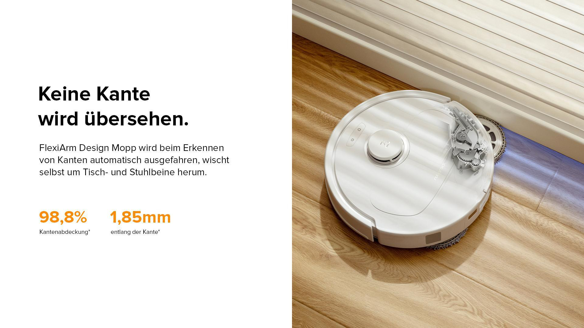 Ein weißer Roboter-Staubsauger auf einem Holzboden, in der Nähe einer weißen Wand.