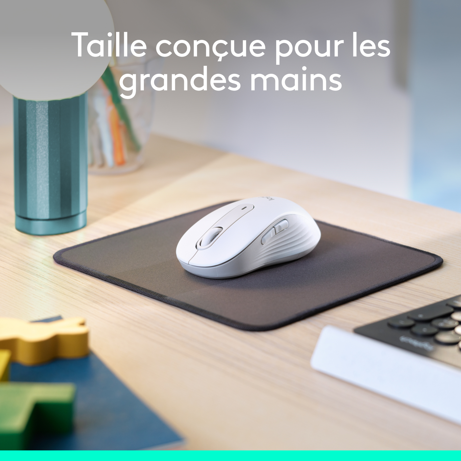Une souris blanche repose sur un tapis de souris noir sur un bureau en bois.