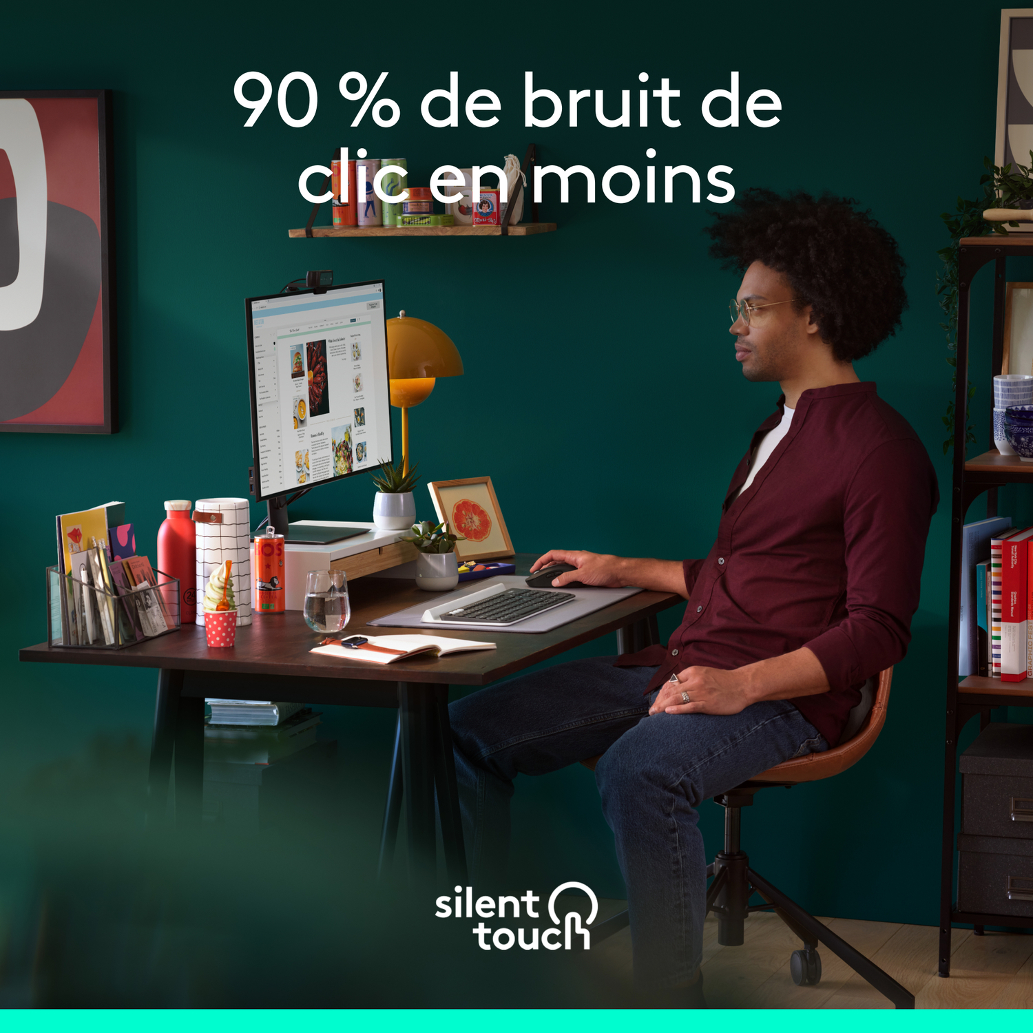 Homme travaillant à un bureau avec un ordinateur, texte indiquant 90% moins de bruit.