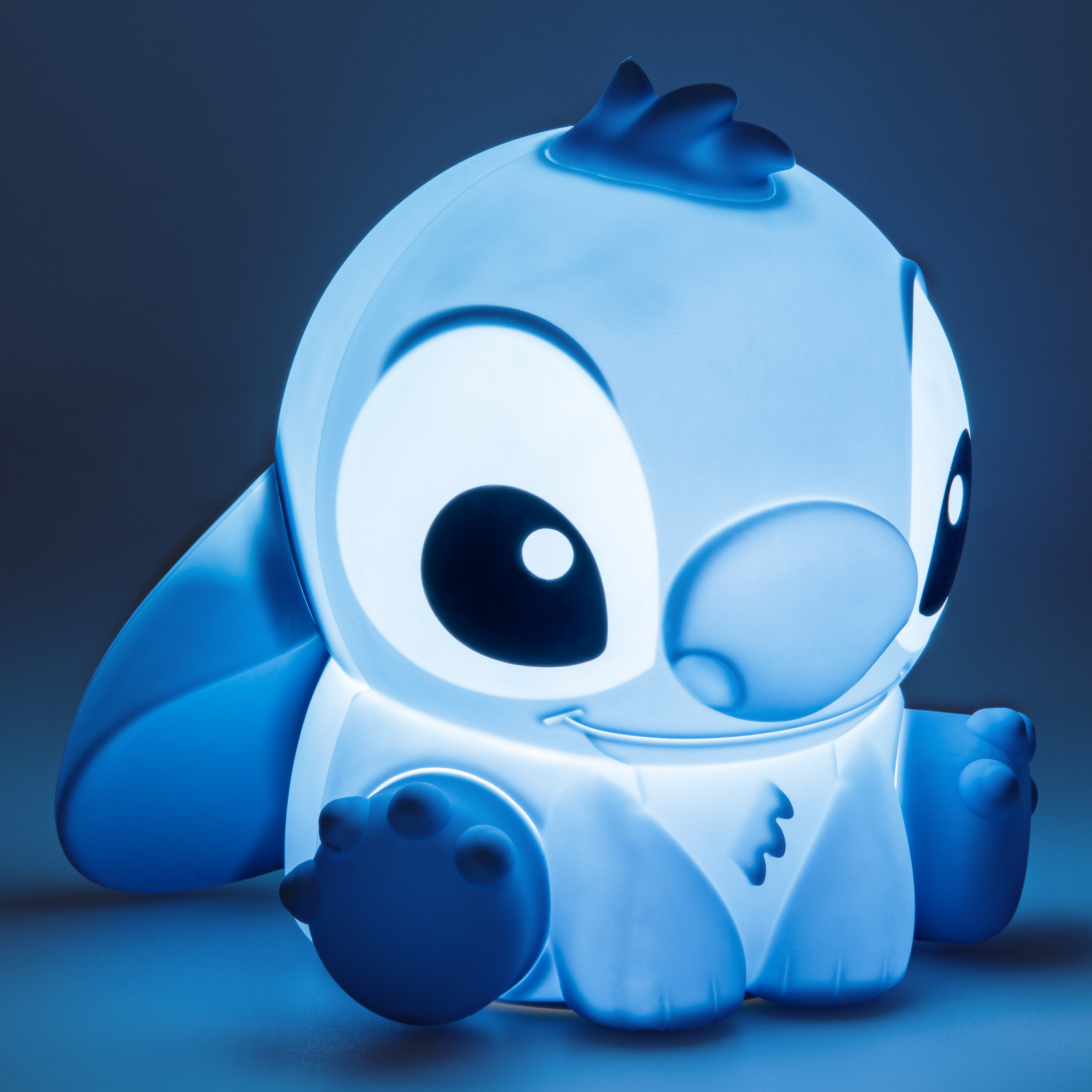 Blaue Stitch-Figur, mit blauem Licht beleuchtet. Es leuchtet mit einem weichen, cartoonartigen Aussehen.