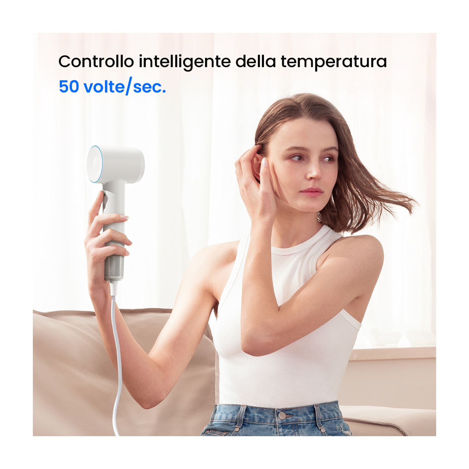 Una donna asciuga i capelli con un asciugacapelli bianco. Testo in italiano sul controllo della temperatura.