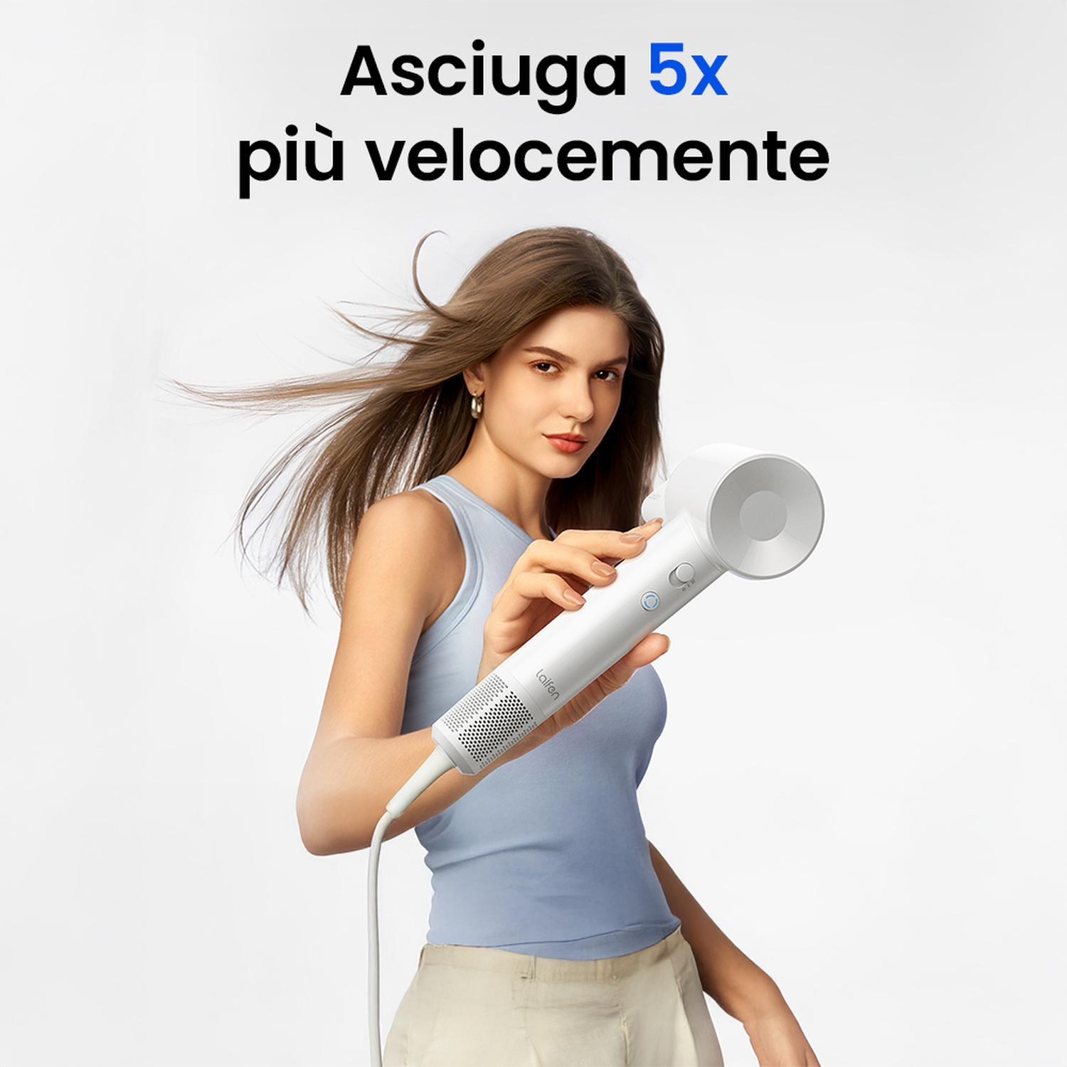 Donna che tiene un asciugacapelli bianco. Il testo dice che asciuga più velocemente.