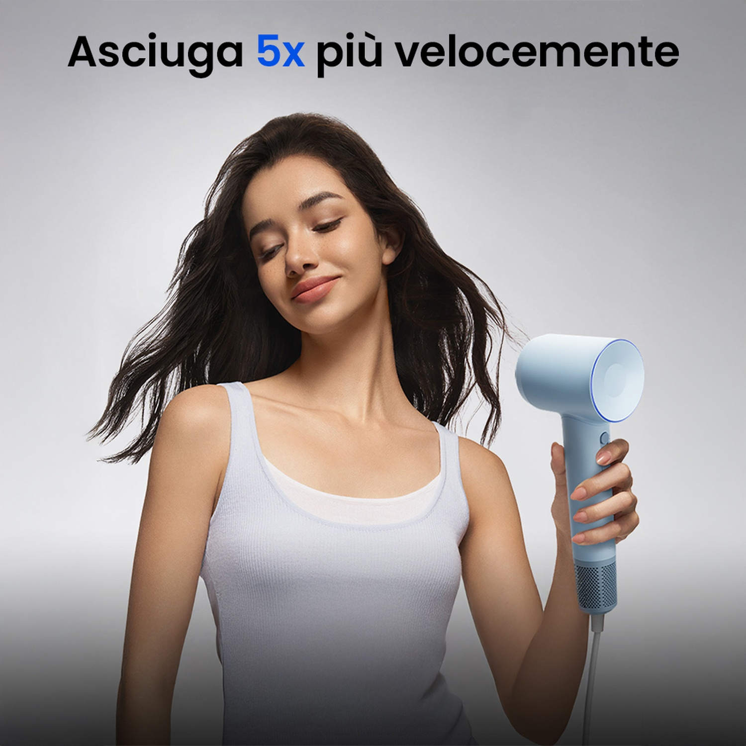 Donna con asciugacapelli blu, il testo dice che asciuga 5 volte più velocemente.