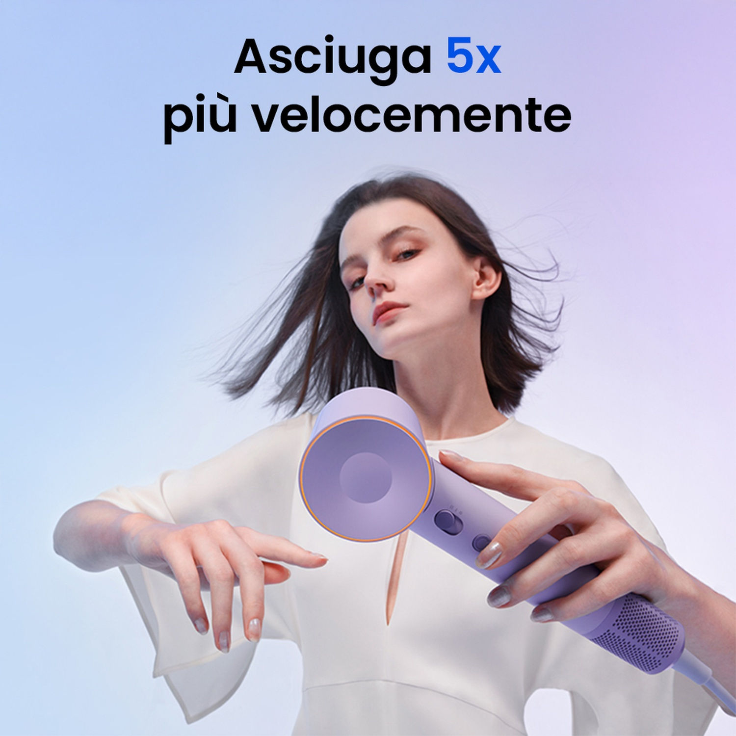 Una donna che tiene un asciugacapelli viola.