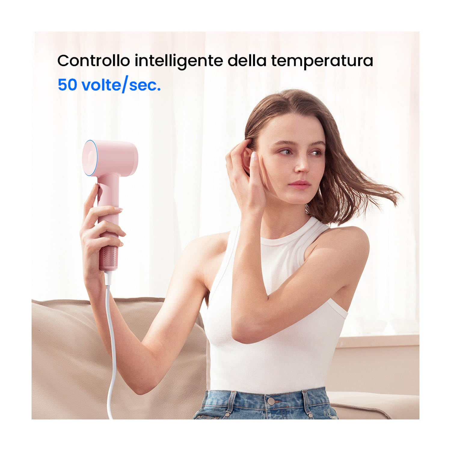 Donna che usa un asciugacapelli rosa, con testo in italiano sul controllo della temperatura.
