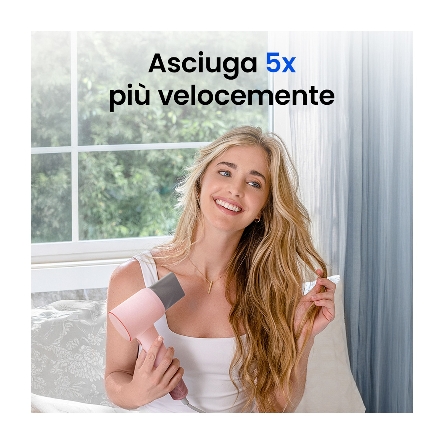 Donna con lunghi capelli biondi tiene un asciugacapelli rosa. Testo: Asciuga 5 volte più velocemente.