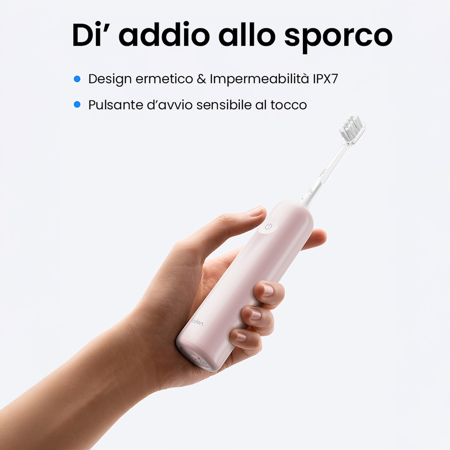Una mano che tiene uno spazzolino elettrico rosa. Ha un design curvo e una testina bianca.