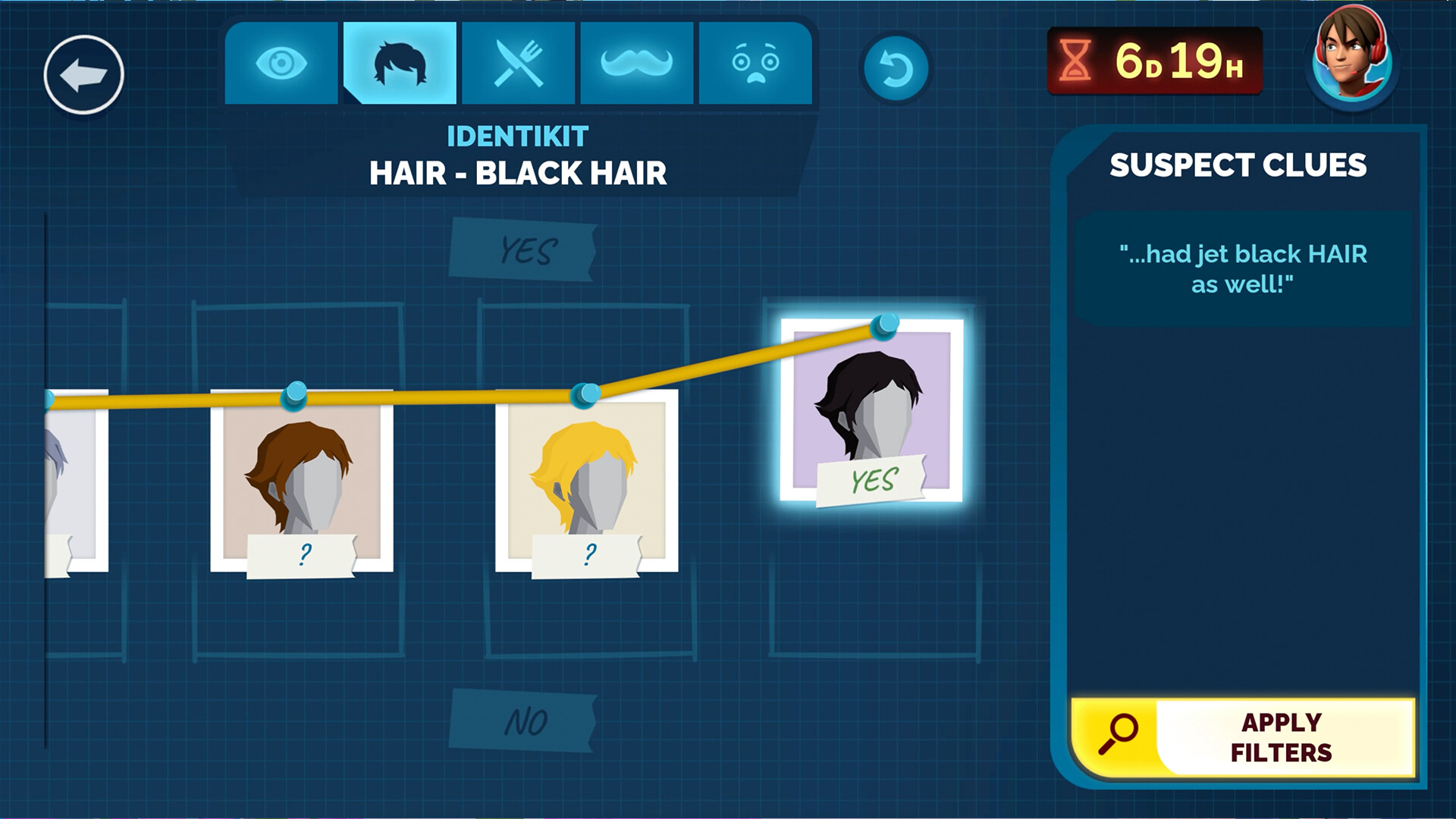 Interfaccia di gioco con identikit, selezione del colore dei capelli. L'indizio dice: aveva anche i capelli neri corvino.