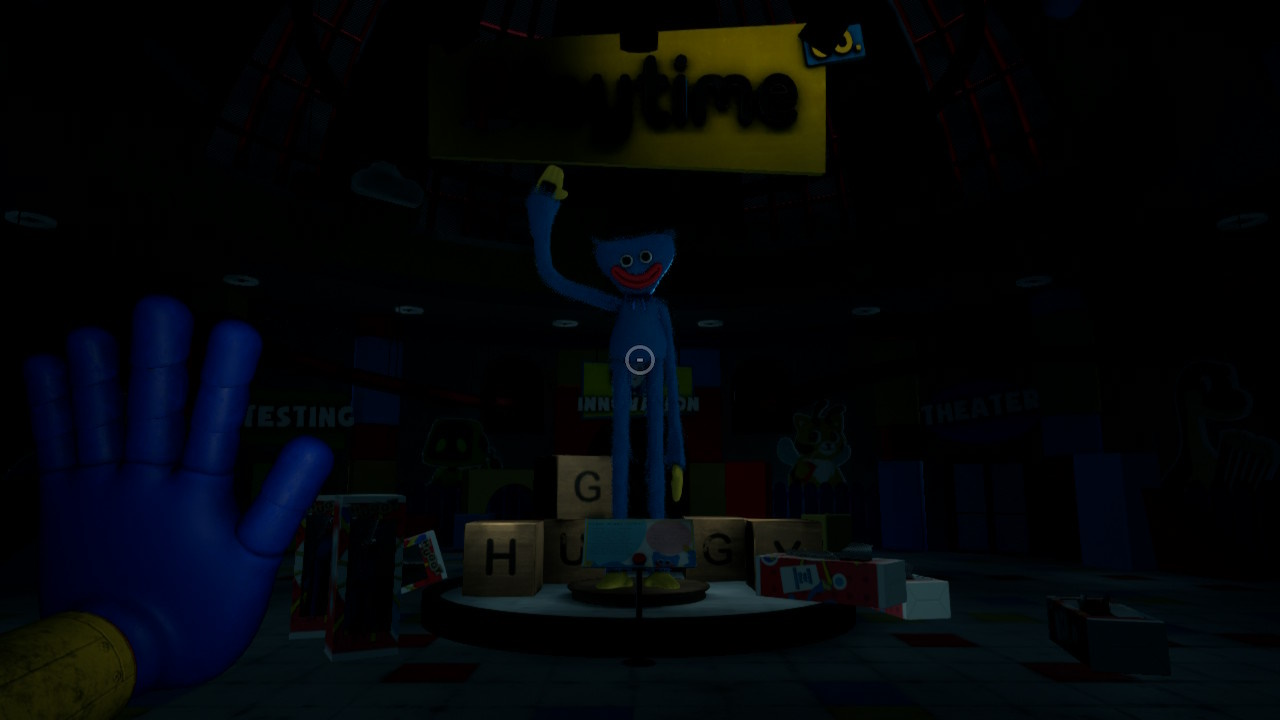 Eine Szene aus Poppy Playtime mit einem blauen, winkenden Huggy Wuggy-Charakter in einem dunklen Raum.
